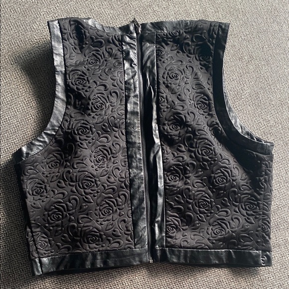 Guess Black Embellished Crop Sleeveless Top Back Zip sz L - Picture 2 of 9